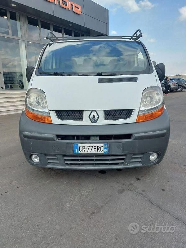 Usata Renault Trafic 101 CV (74 kW) 2004 Bianco / pastello Monovolume
