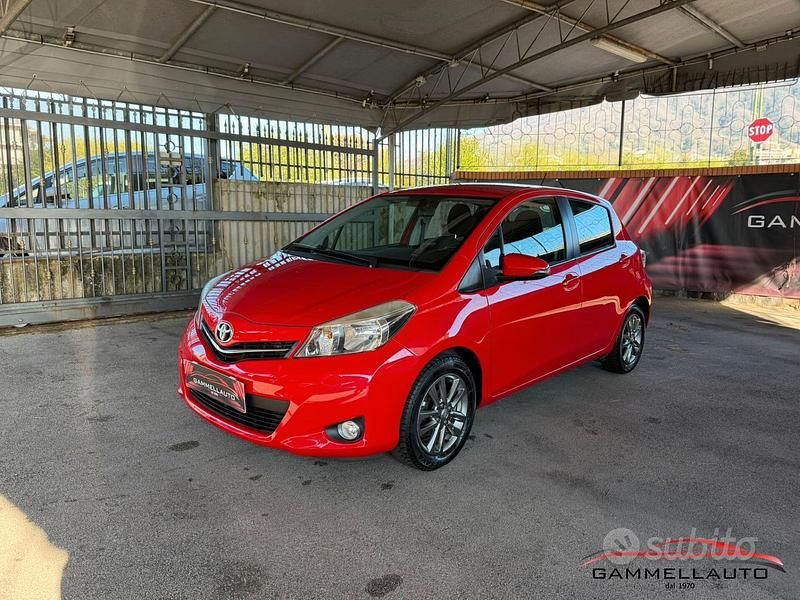 Usata Toyota Yaris Lounge 69 CV (50 kW) 2014 Rosso Utilitaria