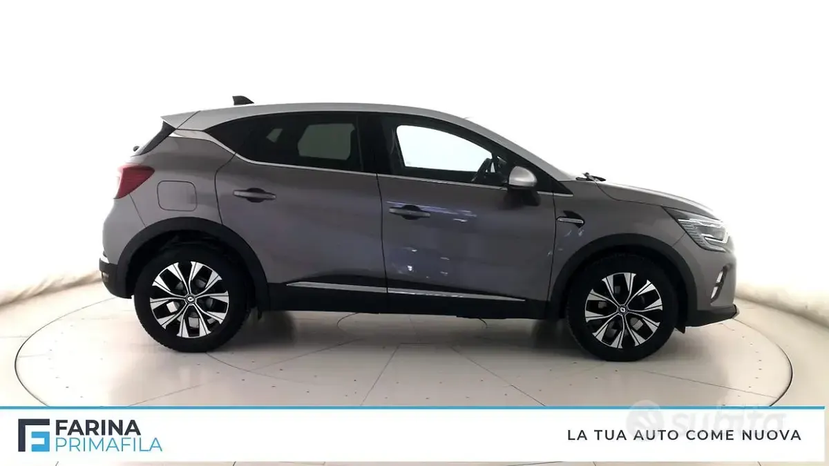 Usata Renault Captur Techno 91 CV (66 kW) 2024 Grigio scuro tetto grigio chiaro SUV