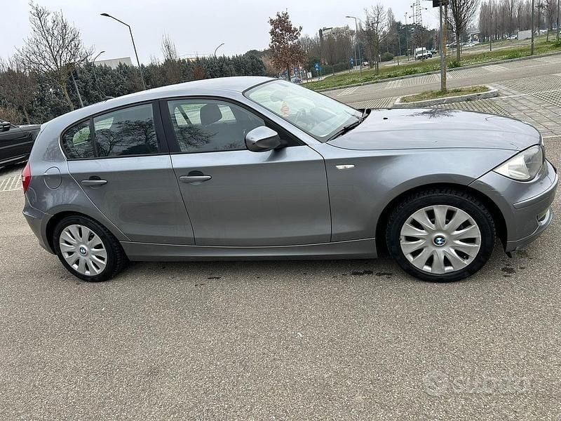 Usata BMW 118 143 CV (105 kW) 2010 Grigio Utilitaria