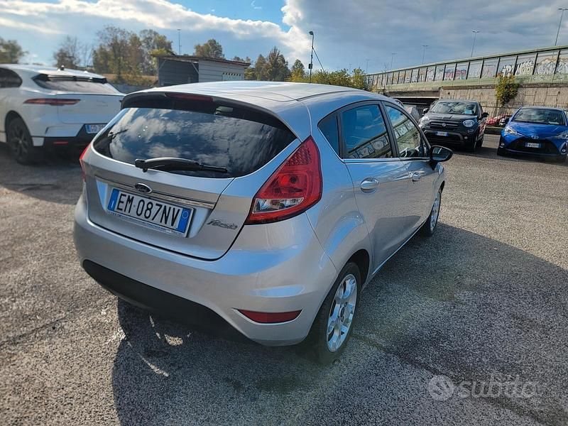 Usata Ford Fiesta Titanium 92 CV (67 kW) 2012 Argento Utilitaria