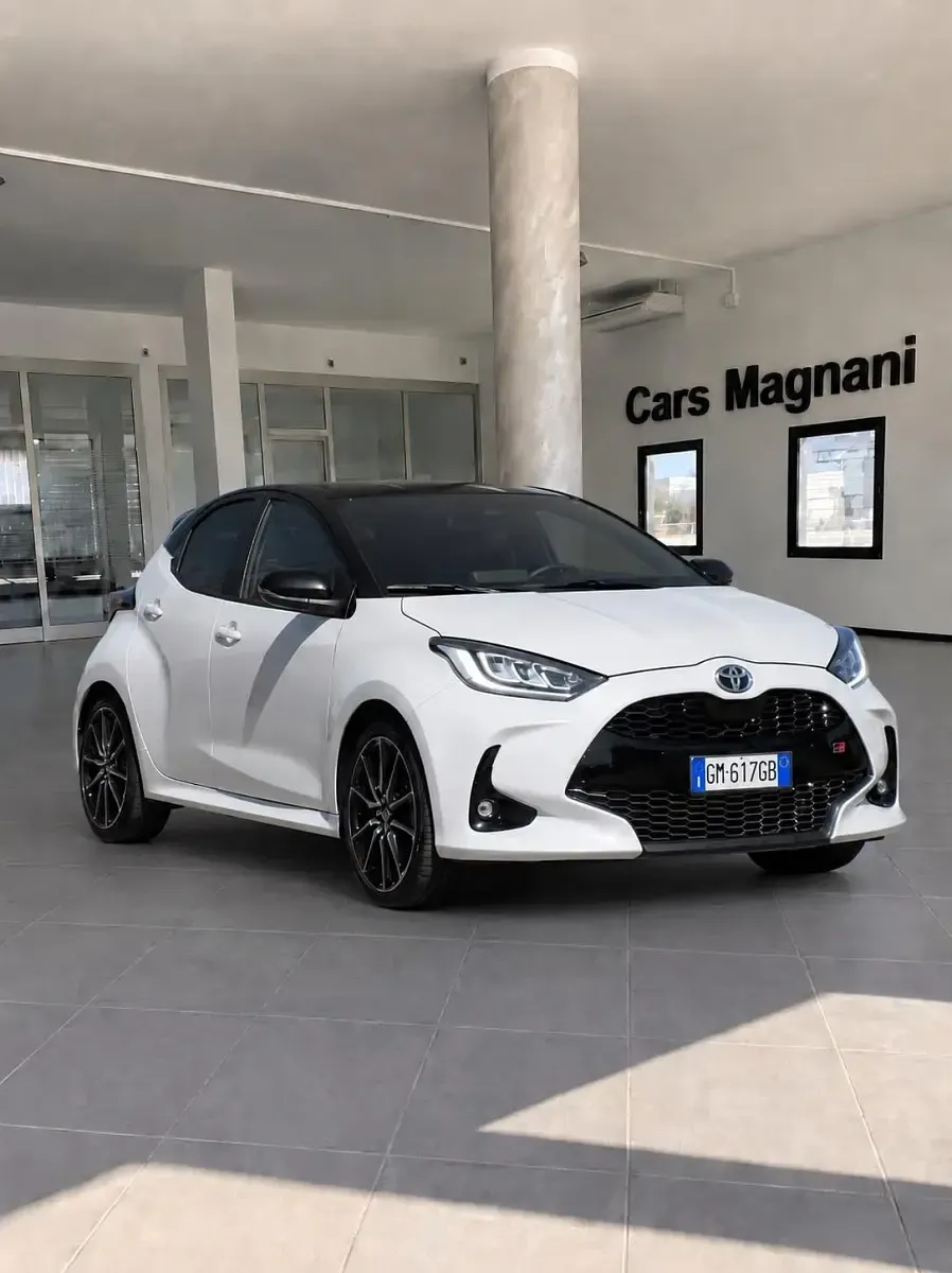 Usata Toyota Yaris Hybrid Sport 92 CV (67 kW) 2023 Bianco Berlina