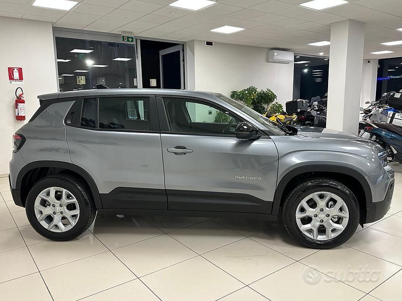 Nuova Jeep Avenger Altitude 101 CV (74 kW) 2025 Grigio SUV