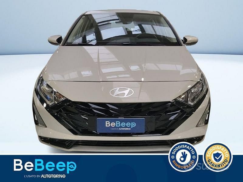 Usata Hyundai i20 100 CV (73 kW) 2023 Beige metallizzato Utilitaria