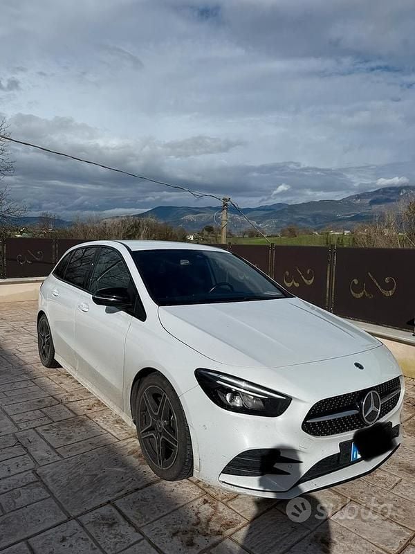 Usata Mercedes B180 Premium 136 CV (100 kW) 2022 Bianco Monovolume