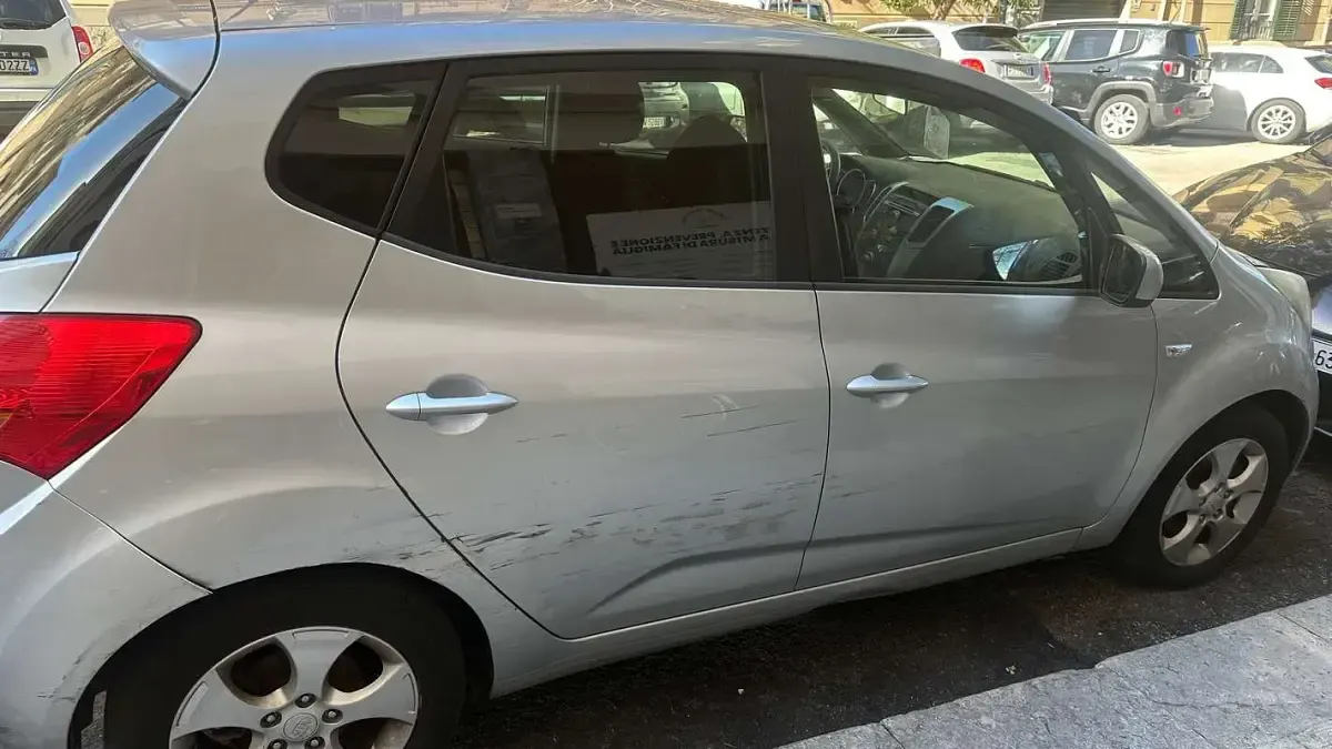 Usado Kia Venga EX 90 CV (66 kW) 2010 Plateado Utilitario
