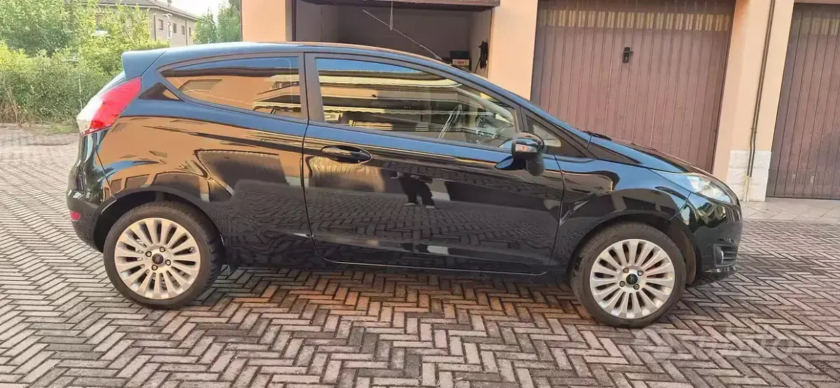 Usata Ford Fiesta 97 CV (71 kW) 2013 Nero Berlina