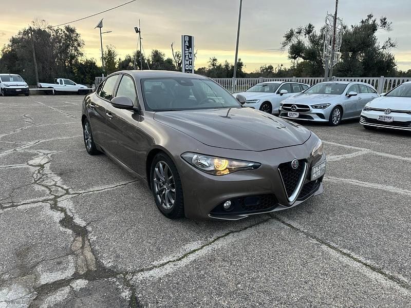 Usata Alfa Romeo Giulia 150 CV (110 kW) 2017 Grigio Berlina