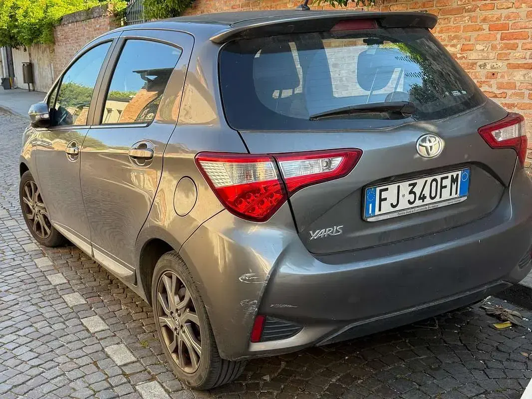 Begagnad Toyota Yaris Lounge 69 HK (50 kW) 2017 Silver Sedan