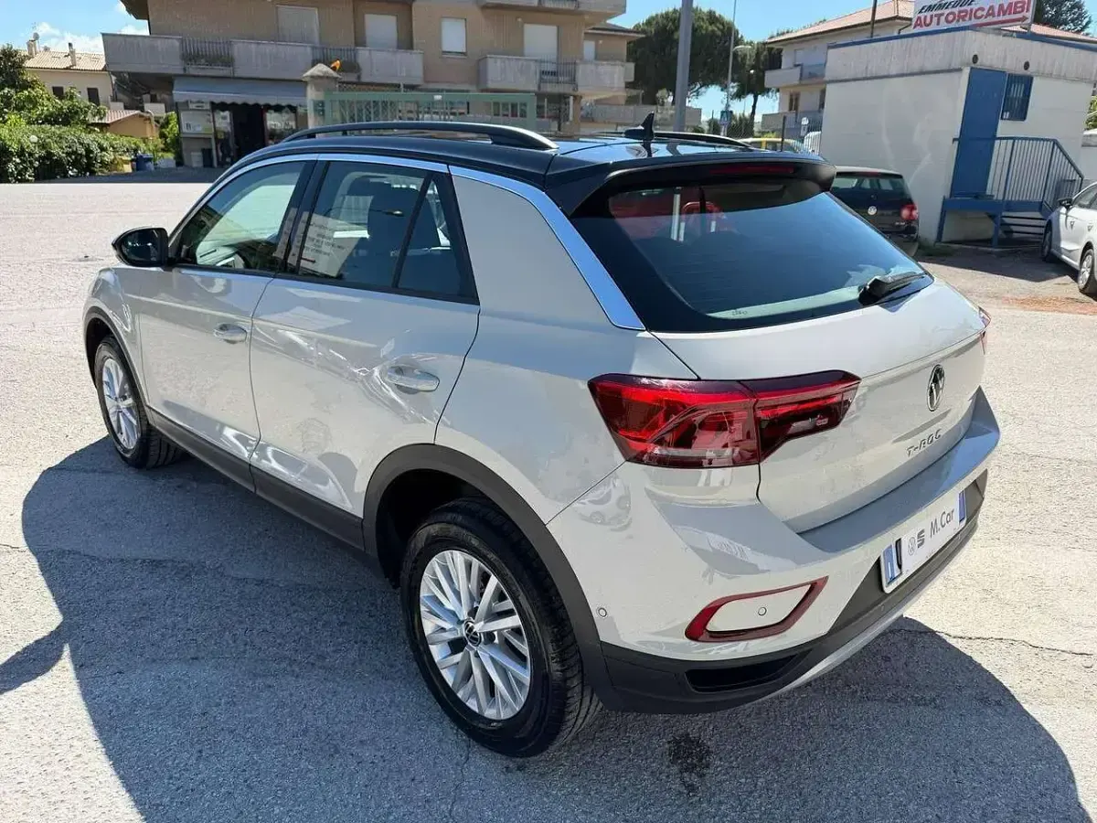 Usata VW T-Roc Life 110 CV (80 kW) 2023 Ascot gray SUV
