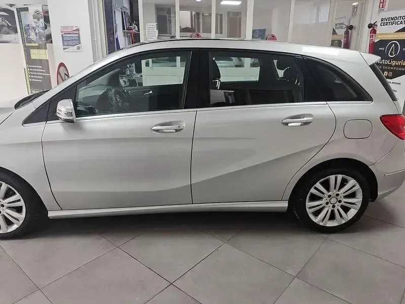 Usata Mercedes B180 Executive 108 CV (79 kW) 2012 Marrone Utilitaria