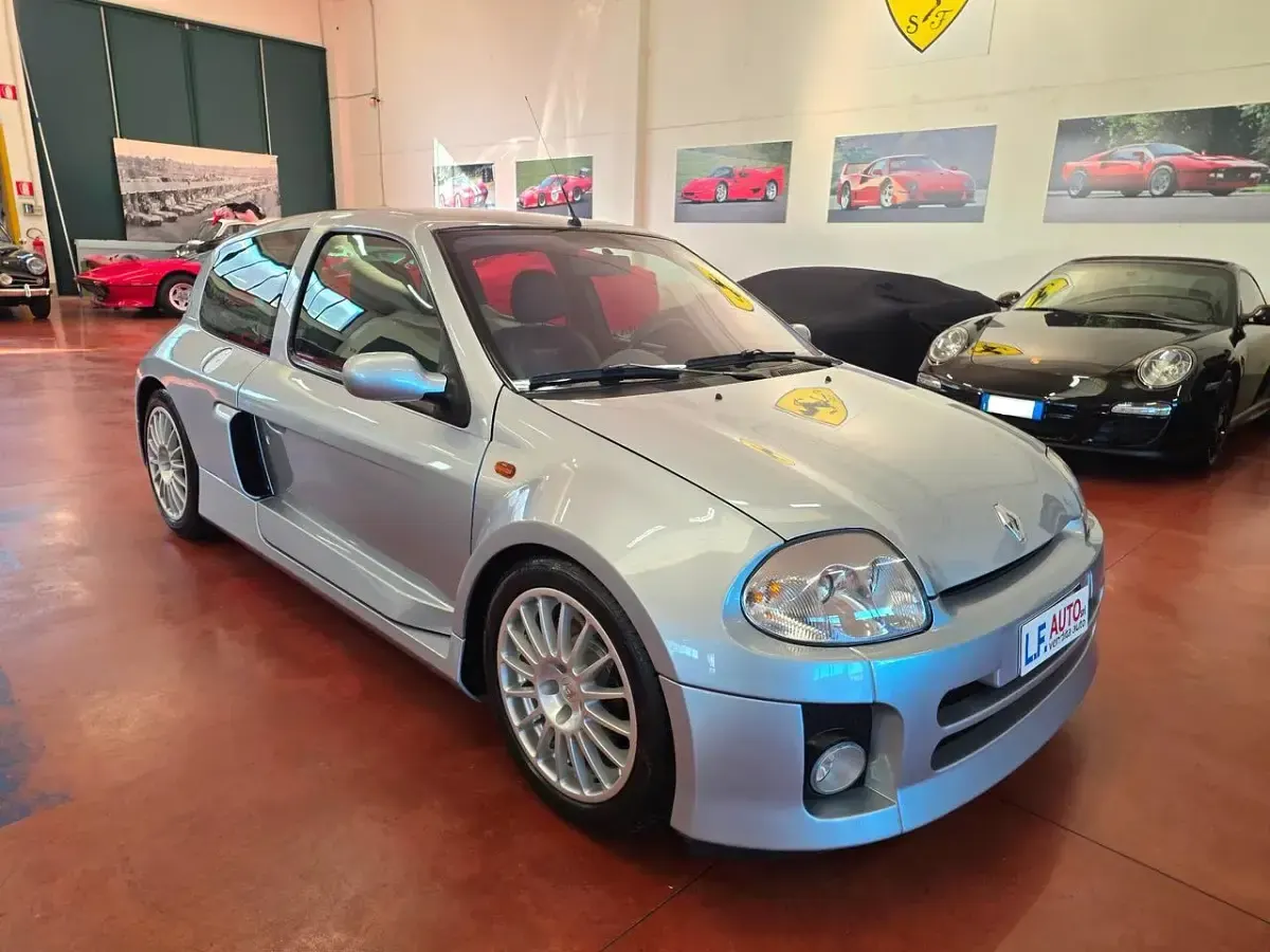 Usata Renault Clio 226 CV (166 kW) 2002 Argento Berlina