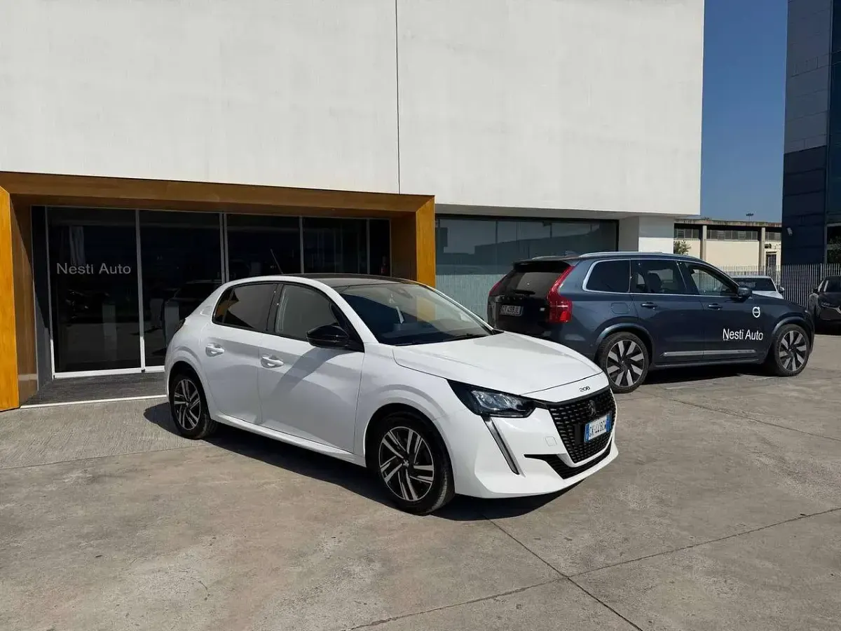 Begagnad Peugeot 208 Allure 102 HK (75 kW) 2022 Vit Halvkombi