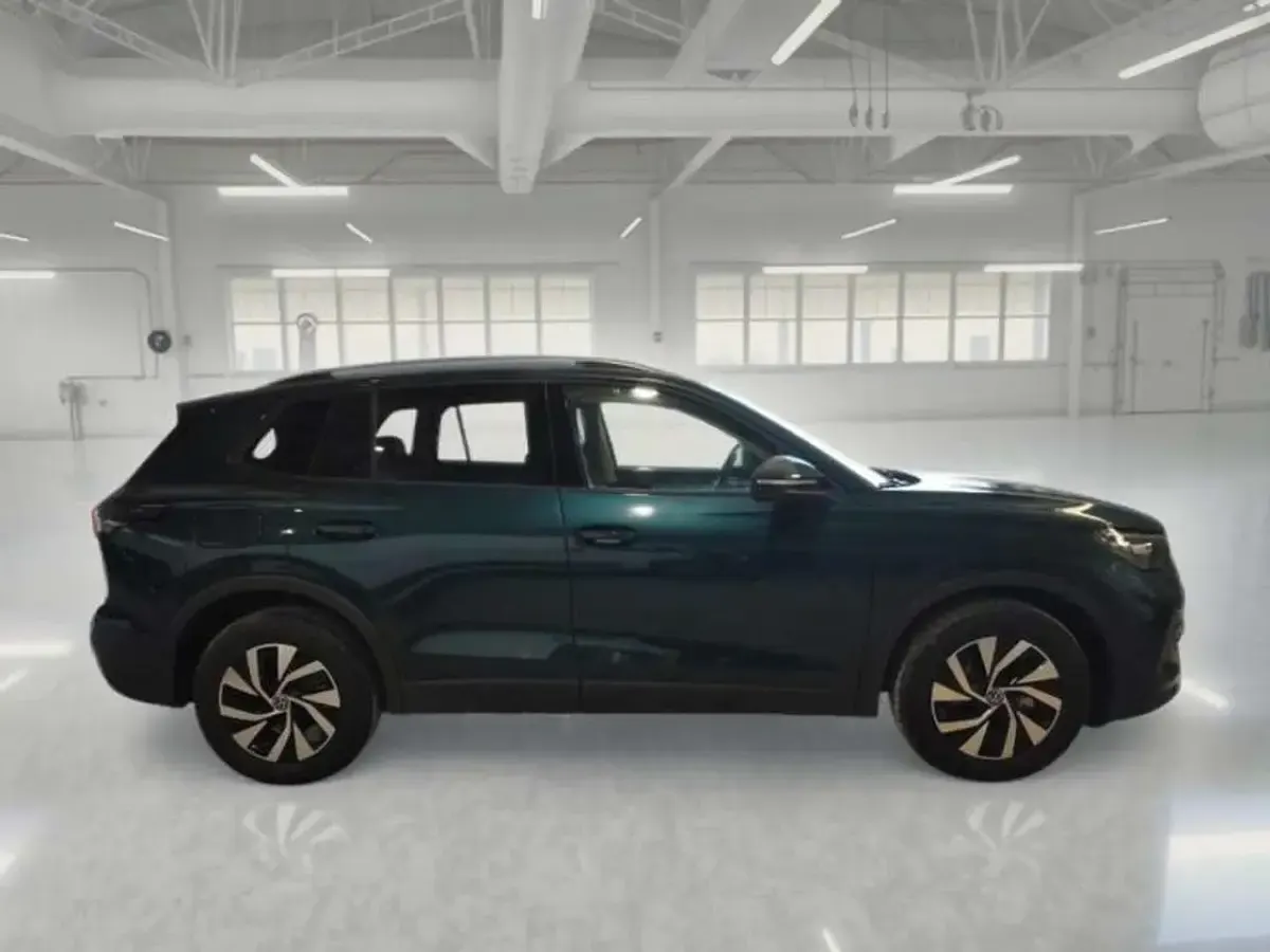 Nuova VW Tiguan Edition 131 CV (96 kW) 2025 Verde SUV