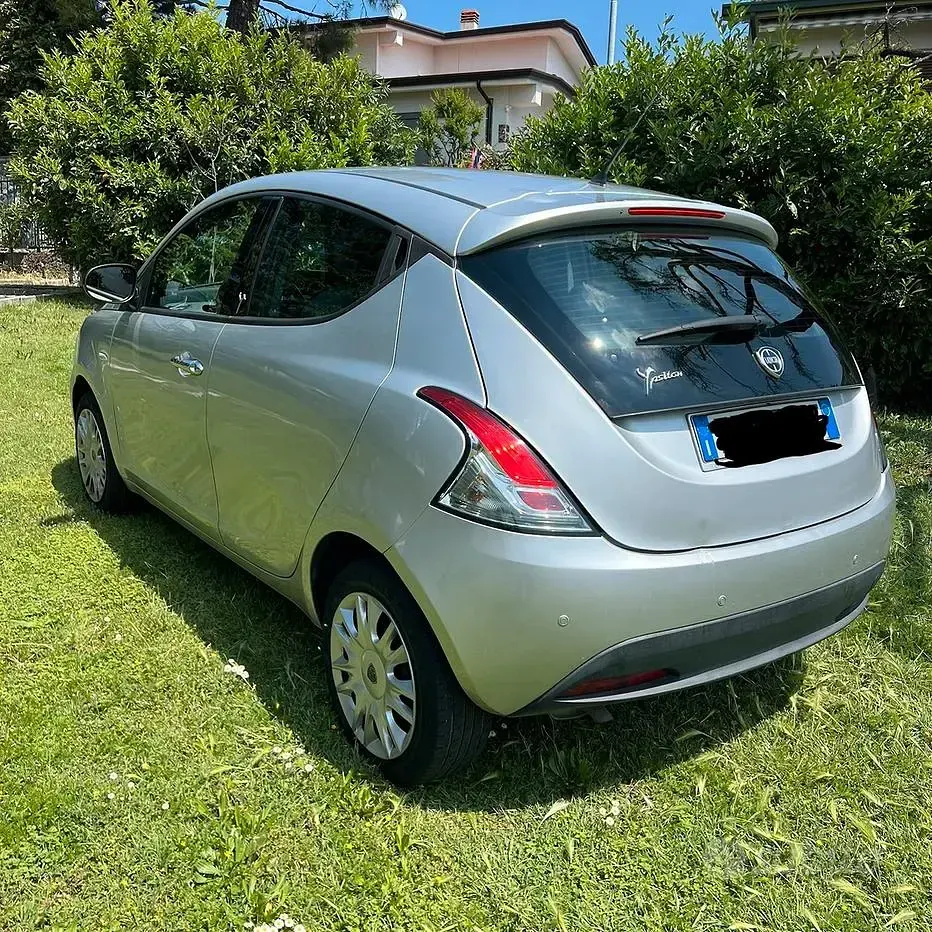 Usata Lancia Ypsilon 69 CV (50 kW) 2013 Grigio Utilitaria