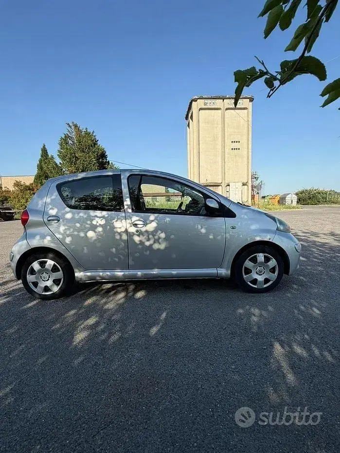 Usata Toyota Aygo 68 CV (50 kW) 2006 Grigio Utilitaria