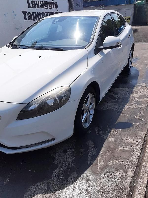 Usata 2015 Volvo V40 Station wagon | 6300 € (Buon prezzo) - Immagine 1/4