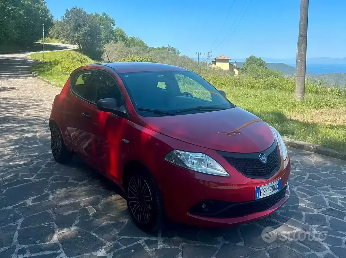 Usata Lancia Ypsilon 69 CV (50 kW) 2018 Rosso Utilitaria