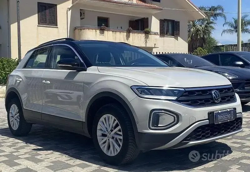 Usata VW T-Roc Life 116 CV (85 kW) 2023 Nero SUV