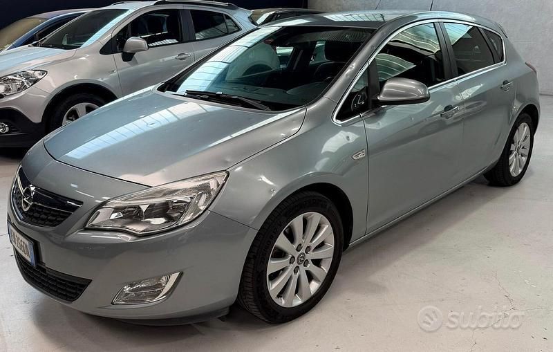 Usata Opel Astra 110 CV (80 kW) 2012 Grigio Berlina