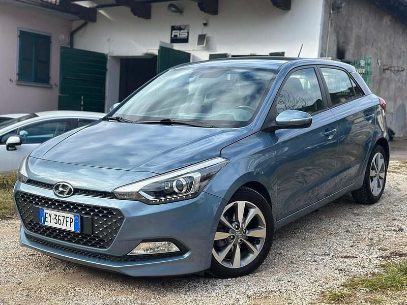 Usata Hyundai i20 Comfort 84 CV (61 kW) 2015 Blu Berlina
