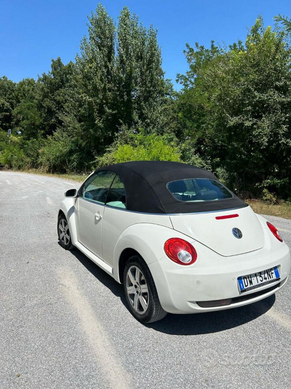 Usata VW Beetle 105 CV (77 kW) 2009 Bianco Cabrio