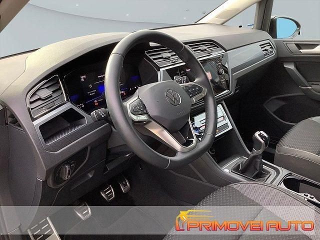 Usata VW Touran Active 122 CV (89 kW) 2022 Nero metallizzato Monovolume