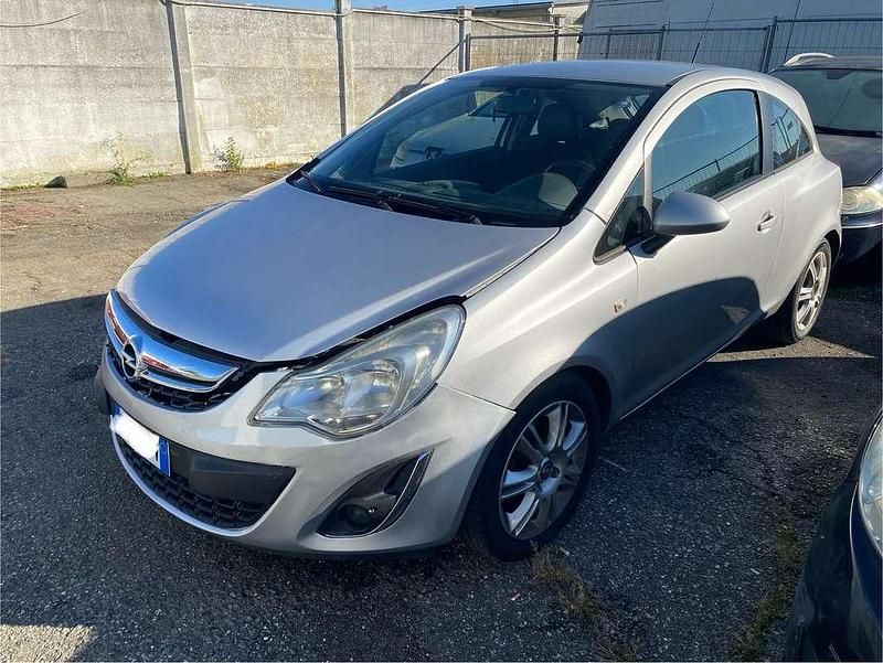 Usata 2012 Opel Corsa Color Edition Tre volumi | 1800 € (Super prezzo) - Immagine 1/4