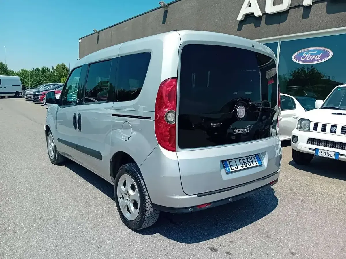 Usata Fiat Doblò 105 CV (77 kW) 2011 Argento Monovolume