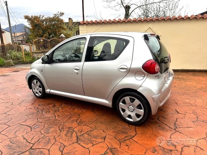 Usata Toyota Aygo 67 CV (49 kW) 2006 Grigio Utilitaria