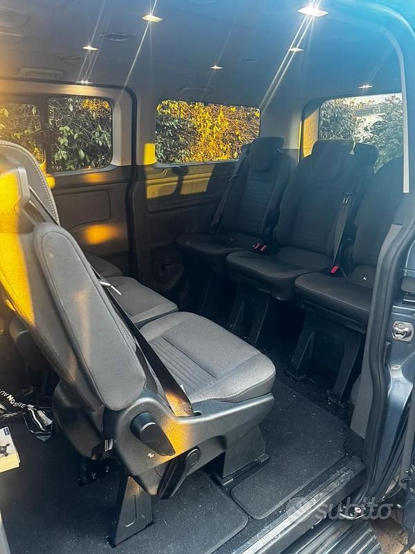 Usata Ford Tourneo Titanium 185 CV (136 kW) 2022 Blu Monovolume