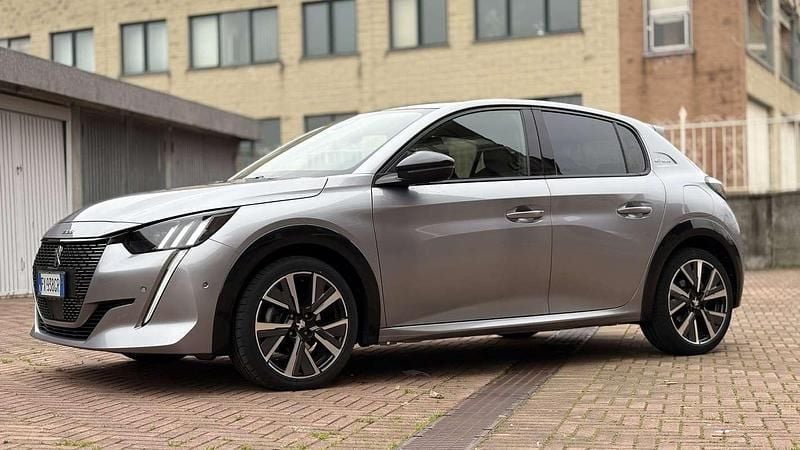 Usata Peugeot 208 GT-line 101 CV (74 kW) 2019 Argento Utilitaria