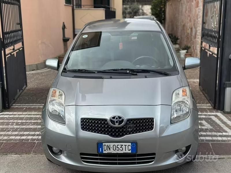 Usata Toyota Yaris 89 CV (65 kW) 2008 Grigio Utilitaria