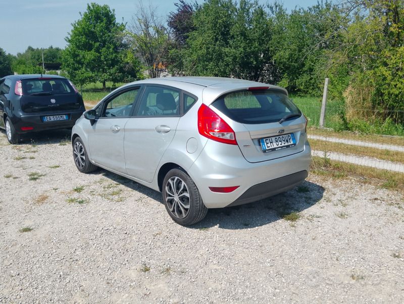 Usata Ford Fiesta 70 CV (51 kW) 2011 Grigio Utilitaria
