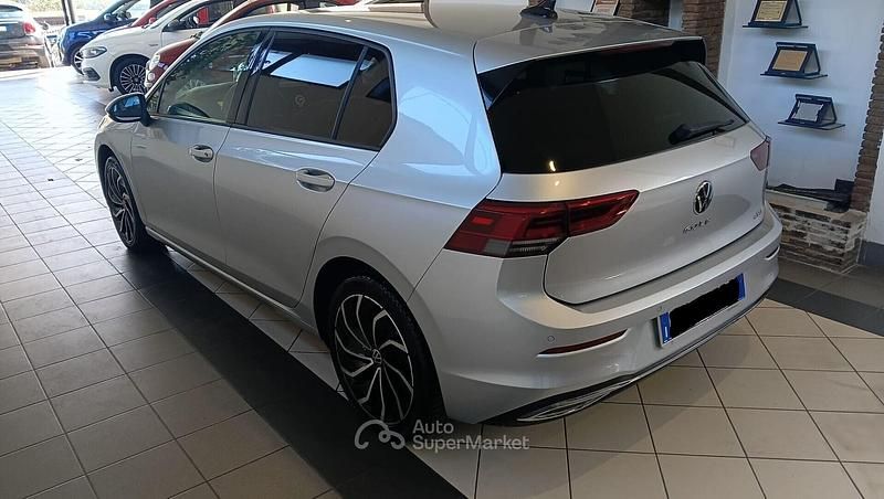 Usata VW Golf VIII Life 110 CV (80 kW) 2024 Argento Berlina