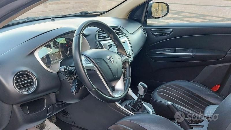 Usata Lancia Delta 120 CV (88 kW) 2012 Grigio Utilitaria