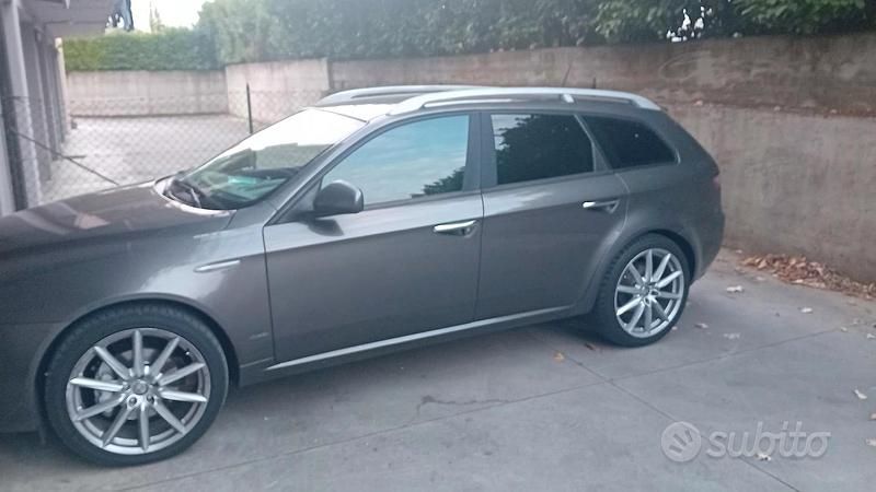 Usata Alfa Romeo 159 185 CV (136 kW) 2010 Marrone Berlina