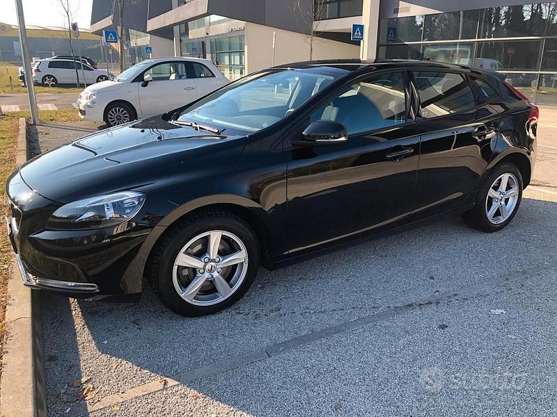 Usata Volvo V40 120 CV (88 kW) 2017 Nero Station wagon