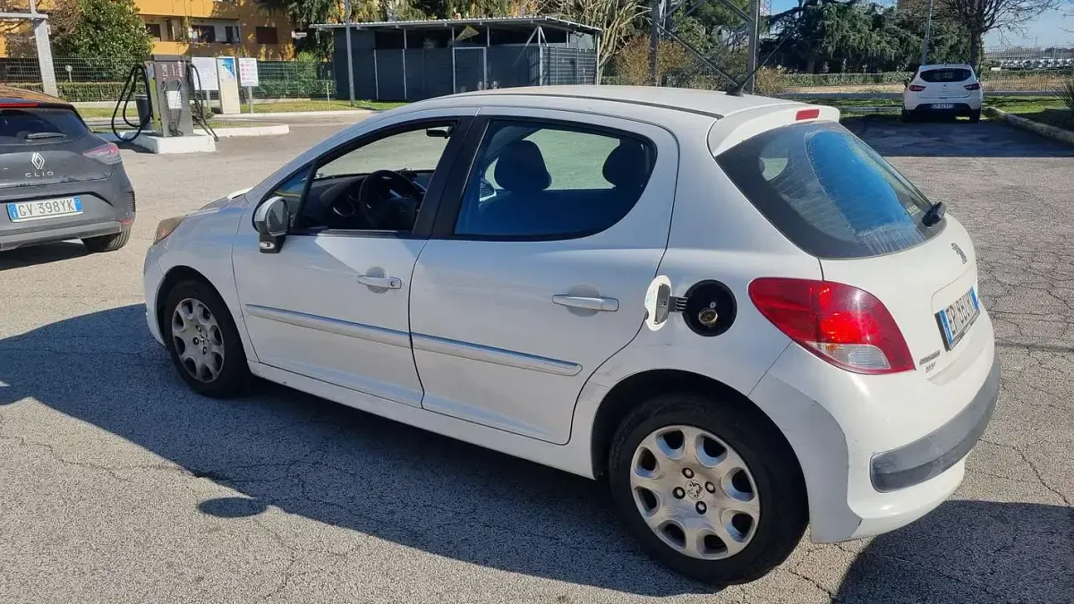 Usata Peugeot 207 73 CV (53 kW) 2013 Bianco Berlina