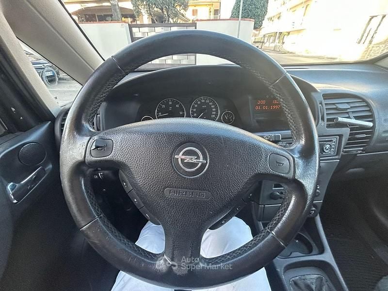 Usata Opel Zafira 101 CV (74 kW) 2004 Argento Monovolume