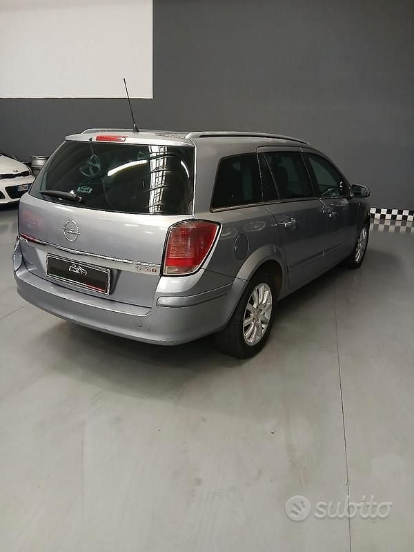 Usata Opel Astra Cosmo 101 CV (74 kW) 2006 Grigio Station wagon