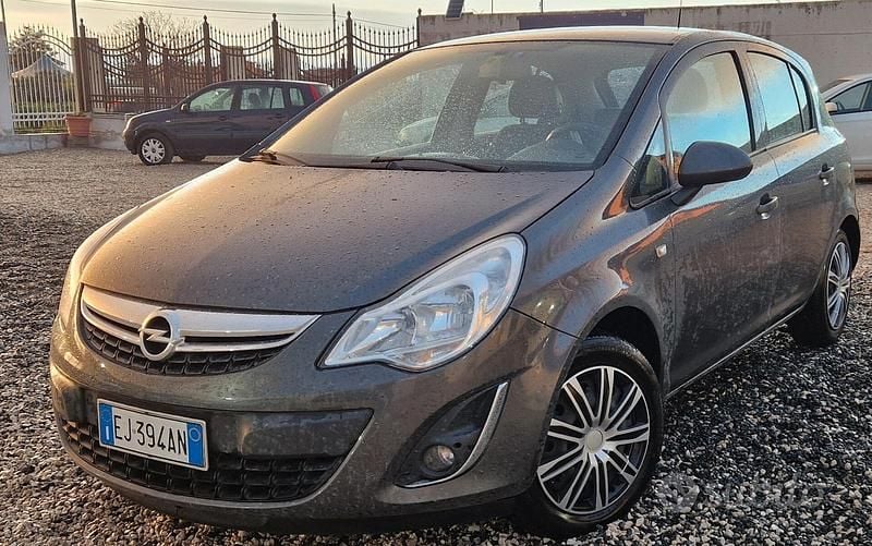 Usata Opel Corsa Cosmo 130 CV (95 kW) 2011 Grigio Utilitaria