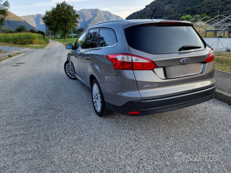 Begagnad Ford Focus Titanium 116 HK (85 kW) 2011 Brun Kombi