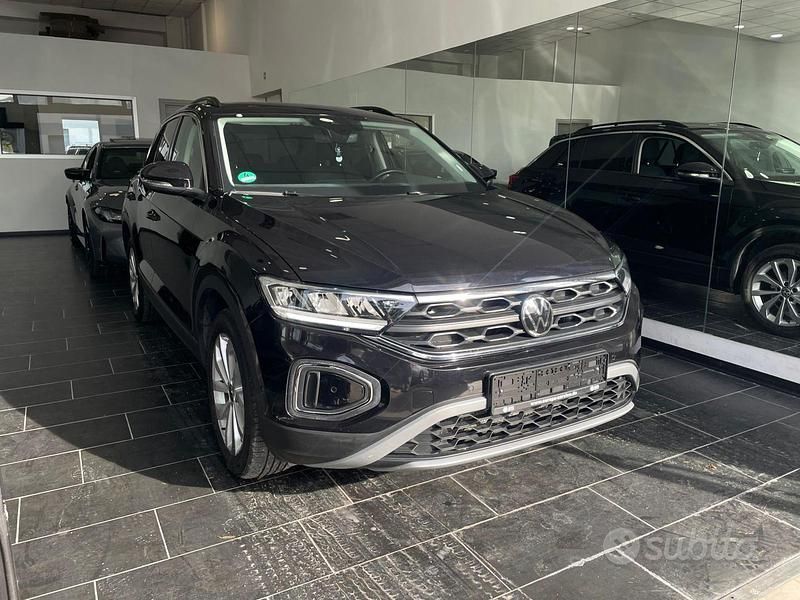 Usata VW T-Roc Life 116 CV (85 kW) 2023 Nero SUV