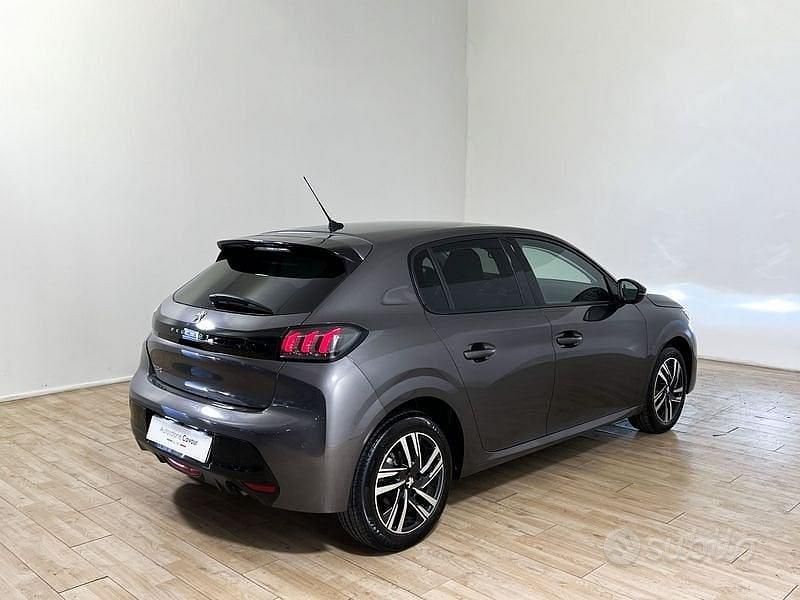 Usata Peugeot 208 Allure 101 CV (74 kW) 2023 Grigio Utilitaria