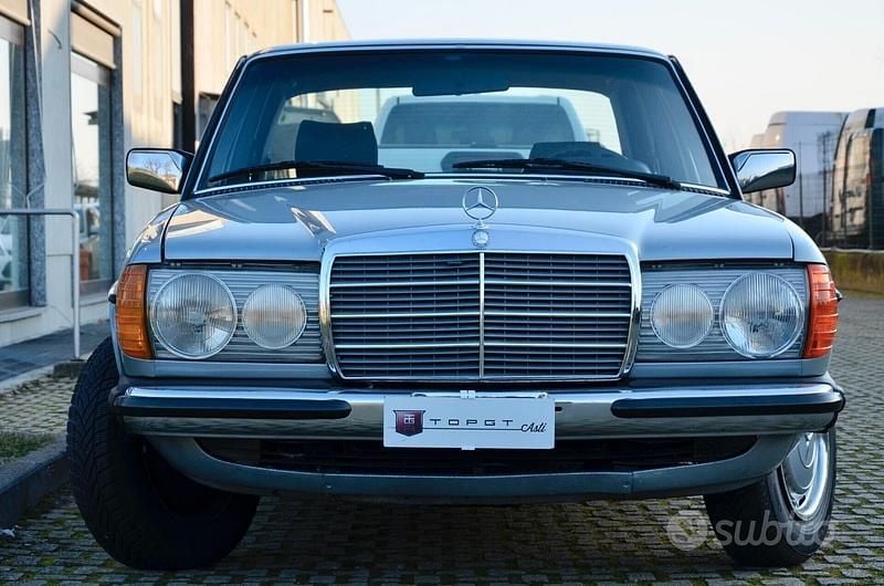 Usata Mercedes 240 72 CV (52 kW) 1982 Blu Berlina