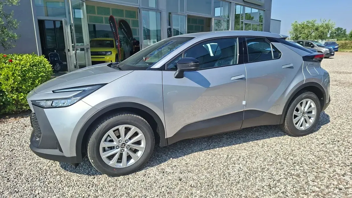 Nuova Toyota C-HR 220 CV (161 kW) 2026 Gray SUV