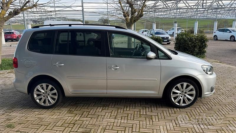 Begagnad VW Touran Comfortline 105 HK (77 kW) 2015 Grå Minibuss