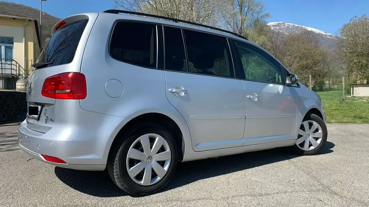 Begagnad VW Touran Comfortline 105 HK (77 kW) 2014 Silver Minibuss