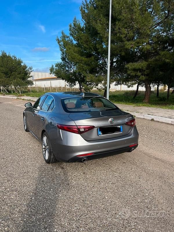 Usata Alfa Romeo Giulia 180 CV (132 kW) 2016 Grigio Berlina